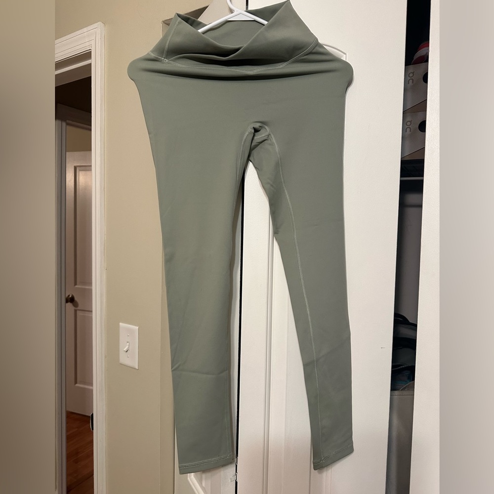 Paragon high waisted crossover bottoms. Size medium!